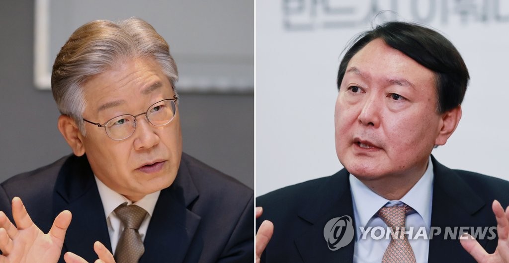 Le candidat officiel à l'élection présidentielle du Parti démocrate (PD), Lee Jae-myung (à g.) et son adversaire du Parti du pouvoir du peuple (PPP) Yoon Seok-youl. (Photo d'archives Yonhap) 