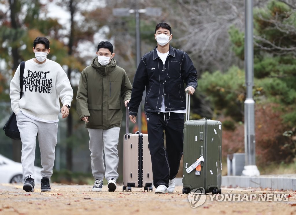 South Korean men's national football team players Lee Yong, Lee Dong-gyeong and Jung Woo-young (L to R) report to the National Football Center in Paju, Gyeonggi Province, on Nov. 8, 2021, for the start of training camp ahead of FIFA World Cup qualifying matches. (Yonhap)