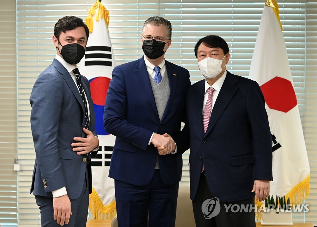 Yoon Seok-youl (R), the presidential candidate of the main opposition People Power Party, poses with U.S. Assistant Secretary of State for East Asian and Pacific Affairs Daniel Kritenbrink (C) and U.S. Sen. Jon Ossoff during their meeting at the party's headquarters in Seoul on Nov. 12, 2021. (Pool photo) (Yonhap)