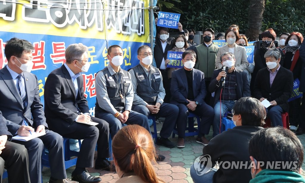 대우조선소 노조 발언 경청하는 이재명 대선후보