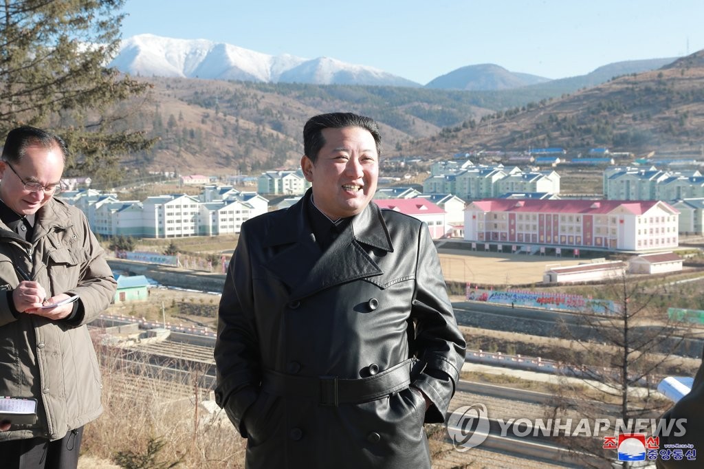 Le dirigeant nord-coréen Kim Jong-un visite la ville de Samjiyon où un grand projet de développement se déroule, a rapporté le mardi 16 novembre 2021 l'Agence centrale de presse nord-coréenne (KCNA). Il s'agit de sa première activité publique en 35 jours. (Utilisation en Corée du Sud uniquement et redistribution interdite)