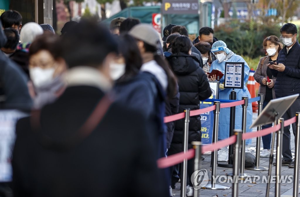 新型コロナウイルスの検査を待つ人々＝１７日、ソウル（聯合ニュース）