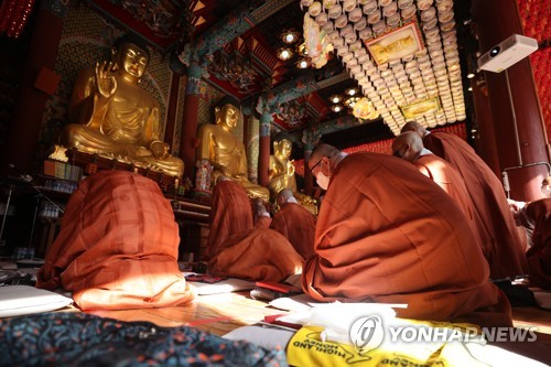 정청래 '통행세' 발언 성찰 기도 올리는 조계종 승려들