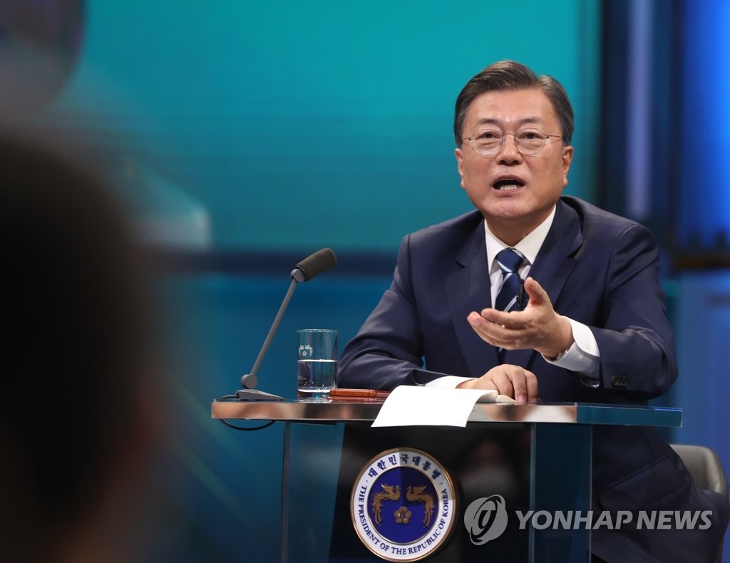 Le président Moon Jae-in prend la parole lors d'un débat télévisé national avec le peuple, le dimanche 21 novembre 2021. 