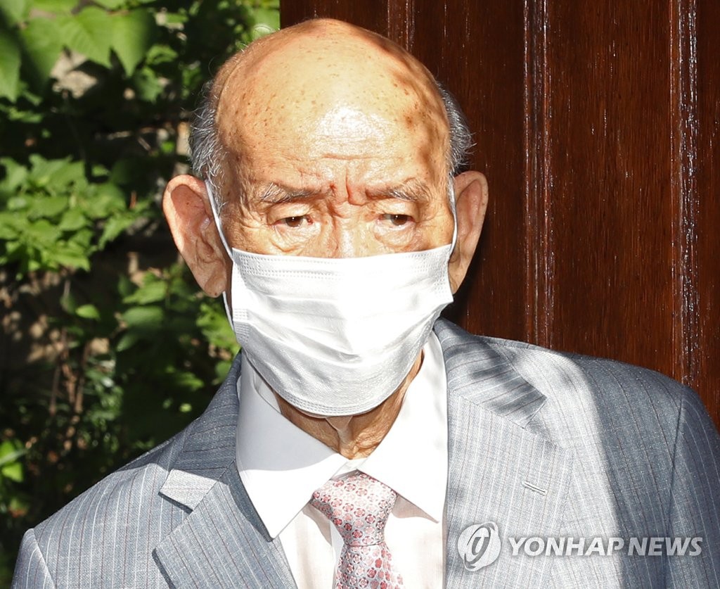 L'ancien président , né en 1931 à Hapcheon, dans la province du Gyeongsang du Sud, est mort à l'âge de 90 ans ce mardi matin du 23 novembre 2021 à son domicile dans le quartier de Yeonhui, dans l'arrondissement de Seodaemun, à Séoul. Ci-dessus, une photo prise devant sa maison alors qu'il s'apprête à se rendre à un procès convoqué par la Cour du district de Gwangju, le 9 août 2021. (Photo d'archives Yonhap)