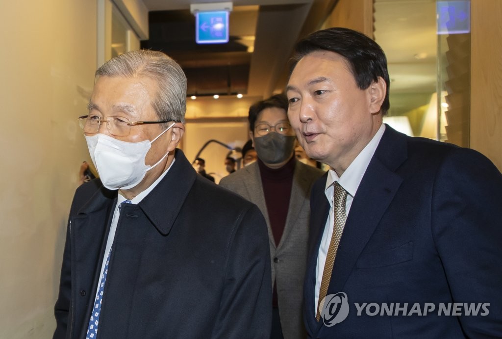 Yoon Seok-youl (R), presidential candidate of the main opposition People Power Party, and Kim Chong-in, former interim leader of the party, enter a restaurant for a dinner meeting in Seoul on Nov. 24, 2021. (Pool photo) (Yonhap)