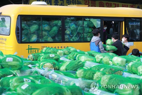 [부산소식] 반여농산물도매시장, 배추 9천 포기 기부