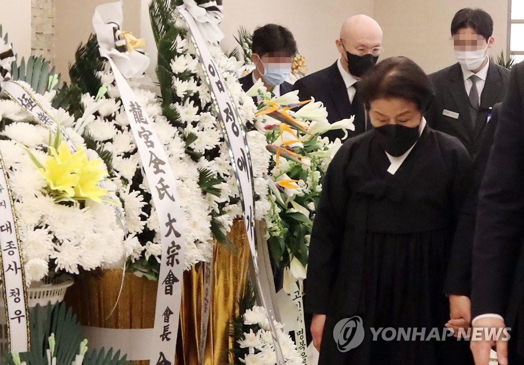 Lee Soon-ja, the widow of former President Chun Doo-hwan, and her family members mourn at Chun's memorial altar at Yonsei University Severance Hospital on Nov. 25, 2021. (Pool photo) (Yonhap)