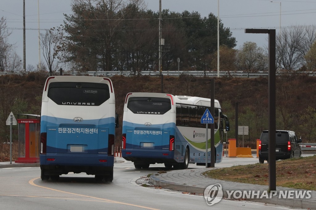 Buses carrying visitors to the inter-Korean truce village of Panmunjom depart the Panmunjom Tourist Support Center in the border city of Paju on Nov. 30, 2021, as tours to the Joint Security Area inside the Demilitarized Zone separating the two Koreas resumed on the day. (Yonhap)