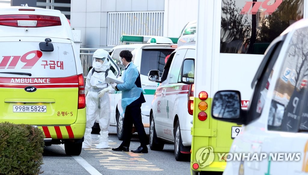 Des ambulances qui ont transféré des patients atteints du nouveau coronavirus (Covid-19) arrivent au Seoul Medical Center le mercredi 1er décembre 2021, sur fond d'augmentation des cas graves. 