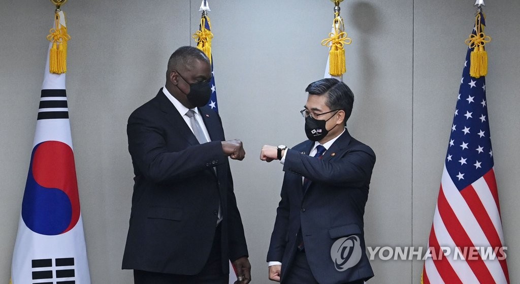 This file photo, taken Dec. 2, 2021, shows Defense Minister Suh Wook (R) and his U.S. counterpart, Lloyd Austin, posing for a photo before their talks in Seoul. (Pool photo) (Yonhap)