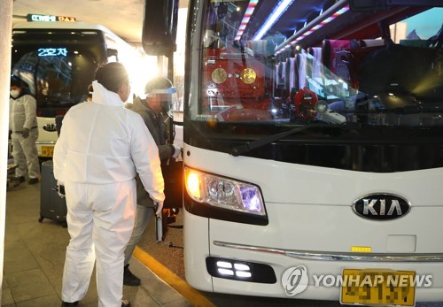 버스탑승하는 에티오피아-한국 직항 여객기 탑승자들
