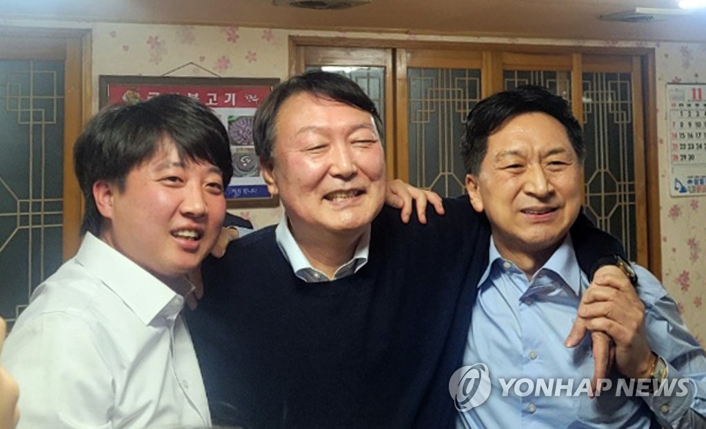 Yoon, Lee agree to resolve their feud, work together for election victory
