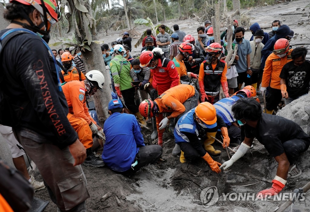 화산 폭발 피해 현장서 실종자 찾는 인도네시아 구급대원들