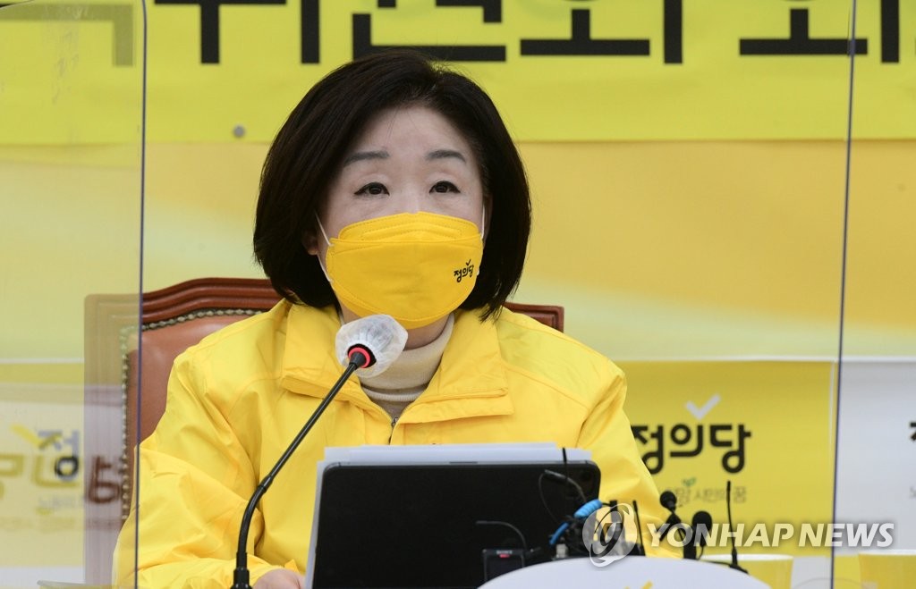 Sim Sang-jeung, the presidential candidate of the minor progressive Justice Party, speaks at a meeting at the National Assembly compound in Seoul on Dec. 9, 2021. (Pool photo) (Yonhap)