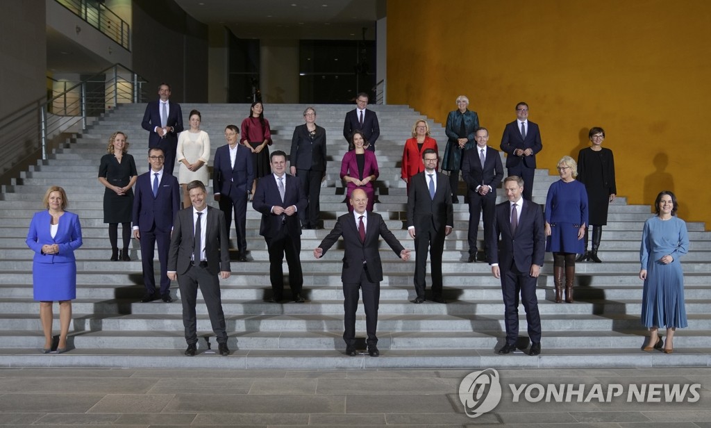 새 연정 출범 기념사진 찍는 숄츠 독일 총리와 각료들