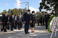 한국전 참전기념비에 묵념하는 문재인 대통령