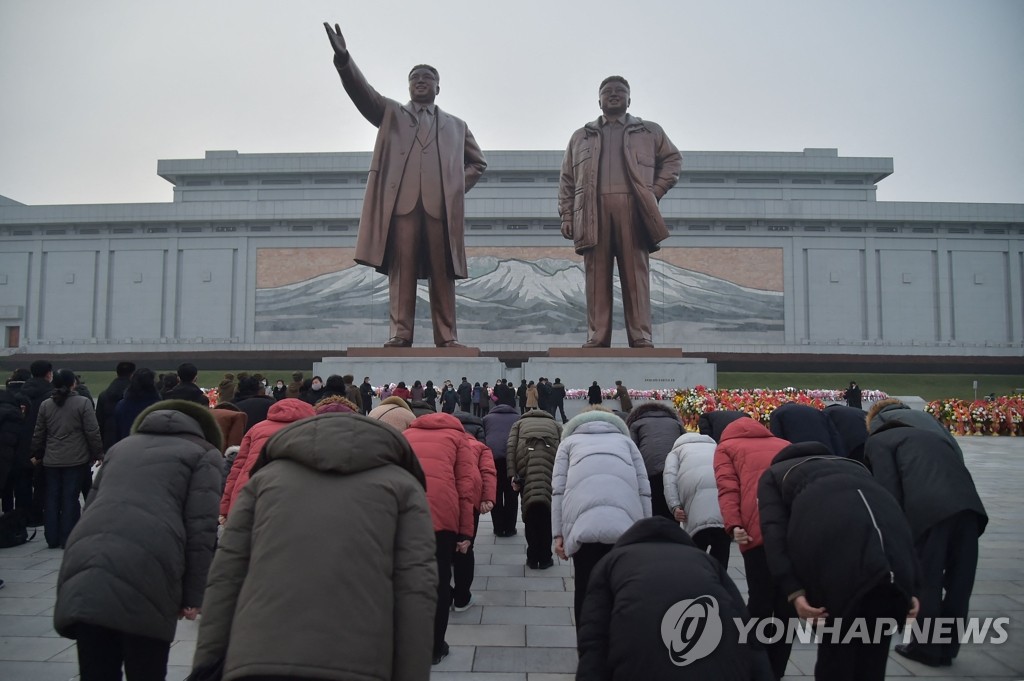 '김정일 10주기' 평양 만수대 동상 참배하는 북한 주민들