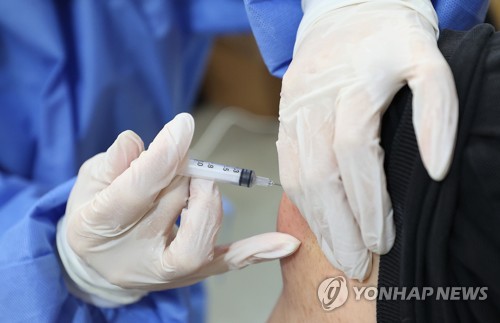 코로나 유행 반등 조짐…방역당국 "여름휴가 전 백신 접종 당부"