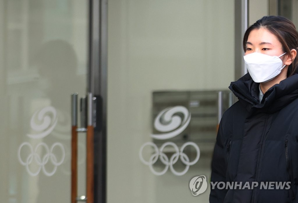 South Korean short track speed skater Shim Suk-hee leaves the Korea Skating Union's headquarters in Seoul after attending a disciplinary hearing on Dec. 21, 2021. (Yonhap)