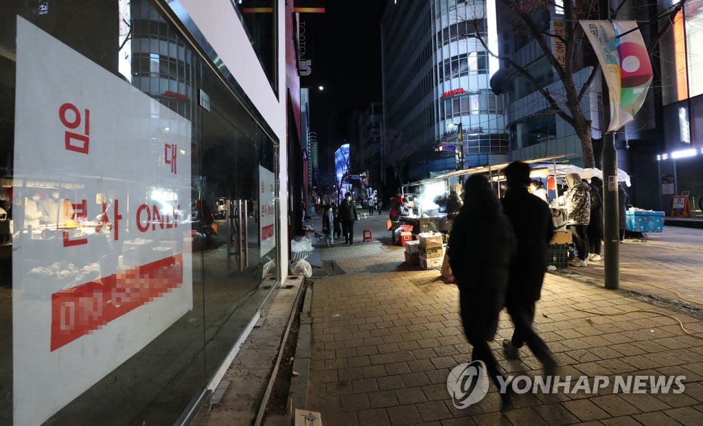 ソウルの繁華街、明洞。夜１１時半ごろ、ほとんどの店は閉まっており、閑散としている＝（聯合ニュース）