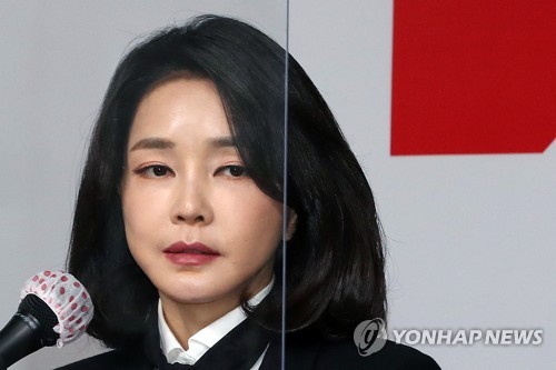 الشرطة تشرع في التحقيق في مزاعم متعلقة بزوجة المرشح الرئاسي يون