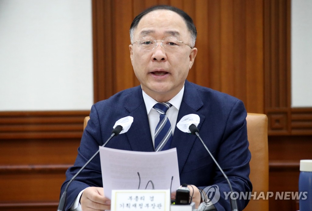 El ministro de Economía y Finanzas de Corea del Sur, Hong Nam-ki, preside una reunión, el 27 de diciembre de 2021, en el complejo gubernamental de Seúl.