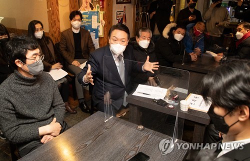 ２日にソウル市内の飲食店で開かれた懇談会に出席した尹錫悦氏＝（聯合ニュース）