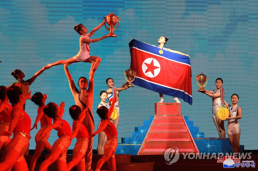 북한 학생들의 설맞이 공연, '우리 집 열두달'