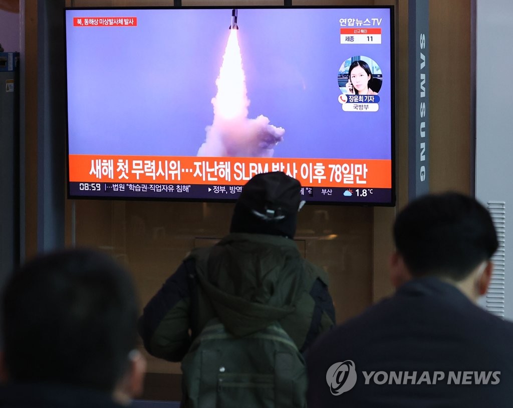 Las personas observan la noticia sobre el lanzamiento de lo que parece ser un misil balístico de Corea del Norte, transmitido a través de la Televisión de Noticias Yonhap, el 5 de enero de 2022, en la Estación de Seúl, en la capital surcoreana.