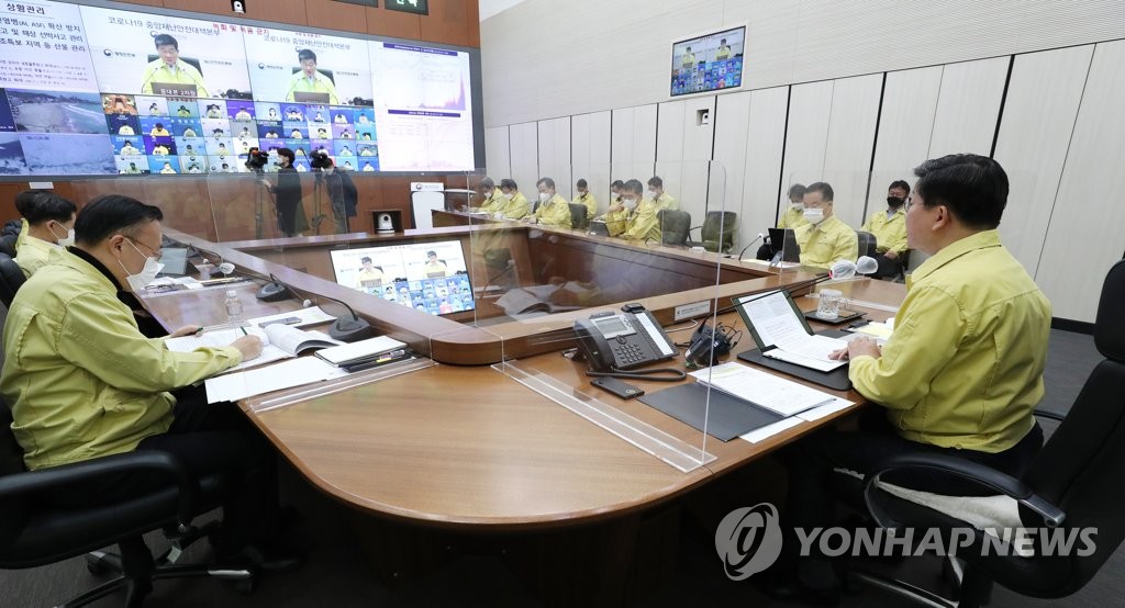 Interior Minister Jeon Hae-cheol (far R) speaks via video links during a meeting of the Central Disaster and Safety Countermeasures Headquarters about measures to stop the spread of the new coronavirus at the government complex in Sejong, central South Korea, on Jan. 5, 2022. (Yonhap)
