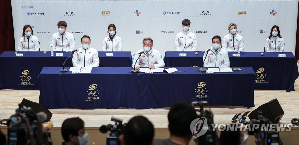 Des athlètes et officiels sud-coréens des Jeux olympiques d'hiver de Pékin 2022 participent à une conférence de presse donnée à 30 jours de l'ouverture des Jeux olympiques d'hiver de Pékin 2022, au centre national d'entraînement de Jincheon, dans la province du Chungcheong du Nord, le mercredi 5 janvier 2022. 