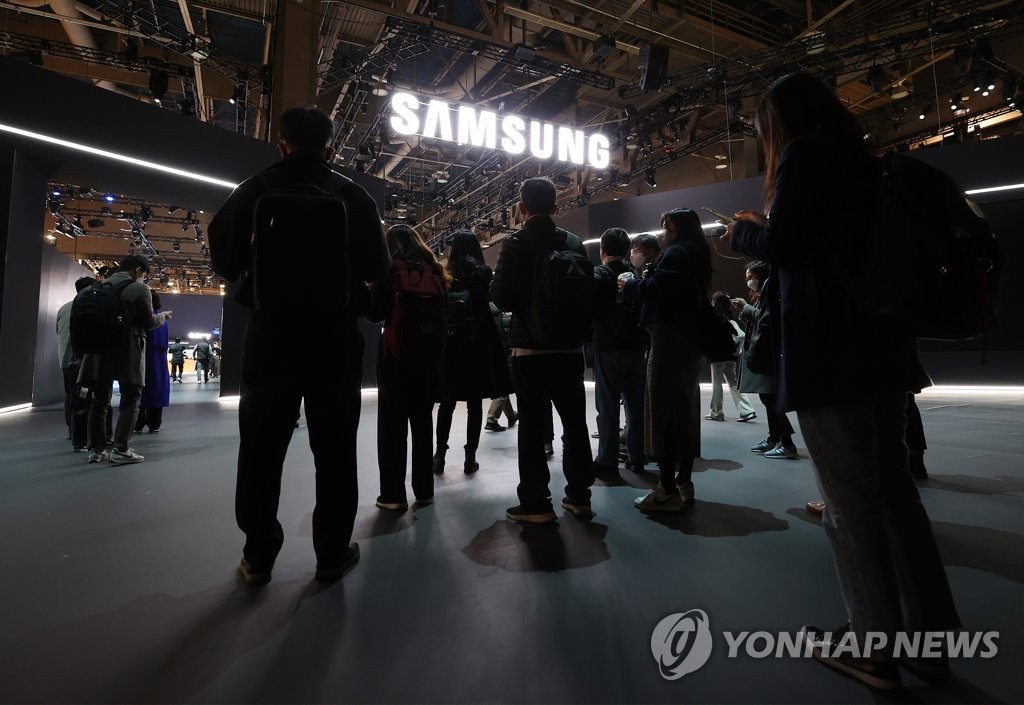 Des journalistes visitent le stand de Samsung Electronics Co. au Consumer Electronics Show (CES) 2022, le mardi 4 janvier 2022, la veille de l'ouverture du CES. 
