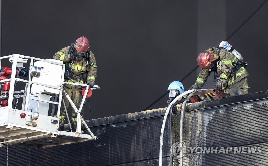 (جديد) العثور على 3 رجال إطفاء مفقودين ميتين في موقع حريق مستودع في بيونغ تايك - 3