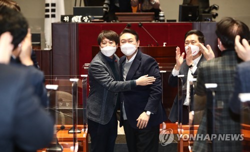 韓国最大野党　大統領選候補と党代表が和解