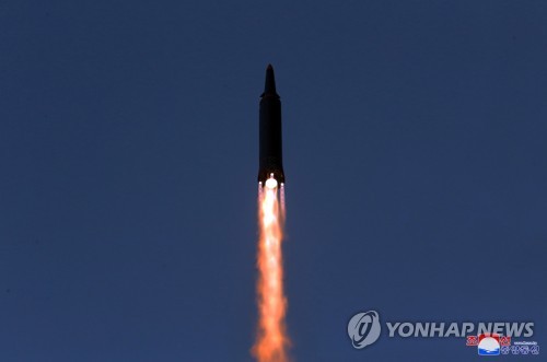 كوريا الشمالية تقول إنها اختبرت بنجاح صاروخا أسرع من الصوت تحت إشراف زعيمها
