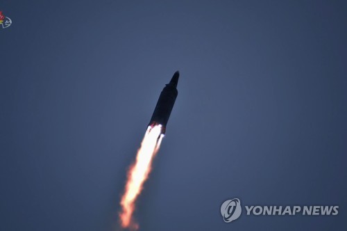 北朝鮮の朝鮮中央テレビは１２日、「極超音速ミサイル」が飛行する様子を伝えた（同テレビから）＝（聯合ニュース）≪転載・転用禁止≫