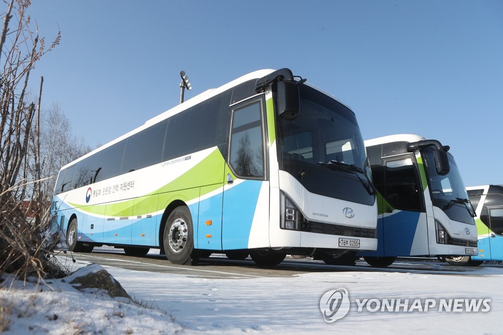 La foto, tomada el 13 de enero de 2022, muestra unos autobuses turísticos estacionados en el pabellón Imjingak, en Paju, alrededor de 30 kilómetros al norte de Seúl.