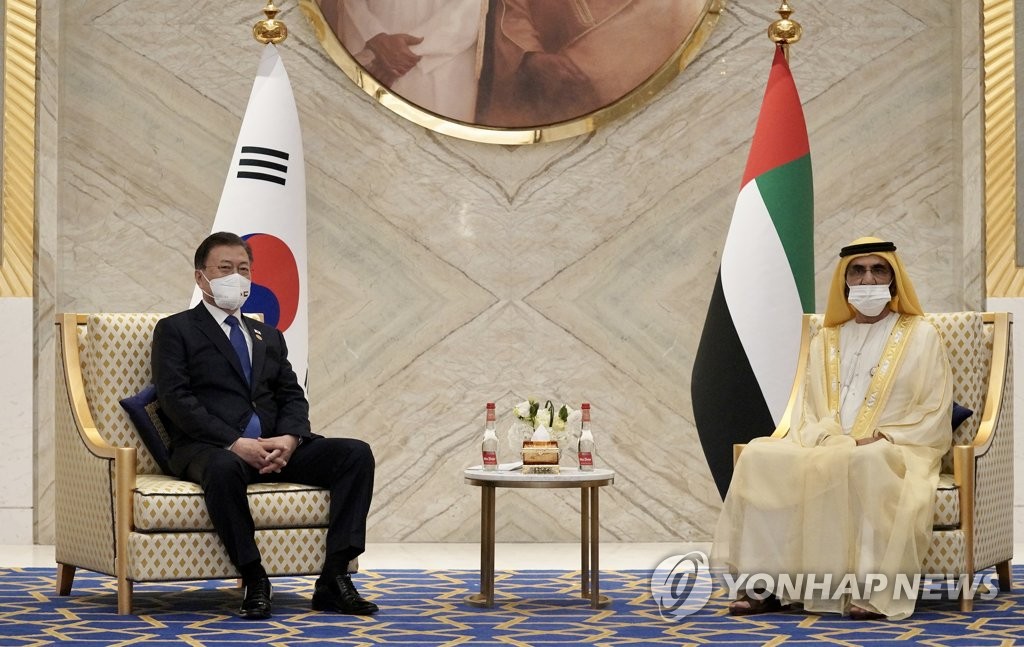 El presidente surcoreano, Moon Jae-in (izda.), sostiene conversaciones con el primer ministro de los EAU, el jeque Mohamed bin Rashid Al Maktoum, el 16 de enero de 2022 (hora local), en Dubái.