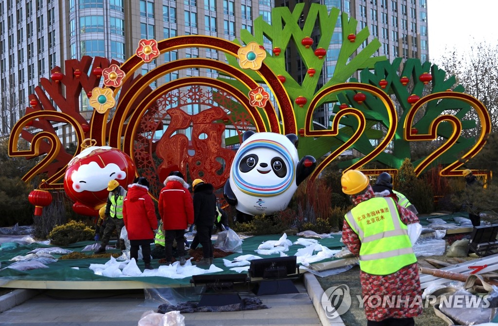 올림픽 개막 앞두고 중국 베이징에 세워지는 마스코트 조형물