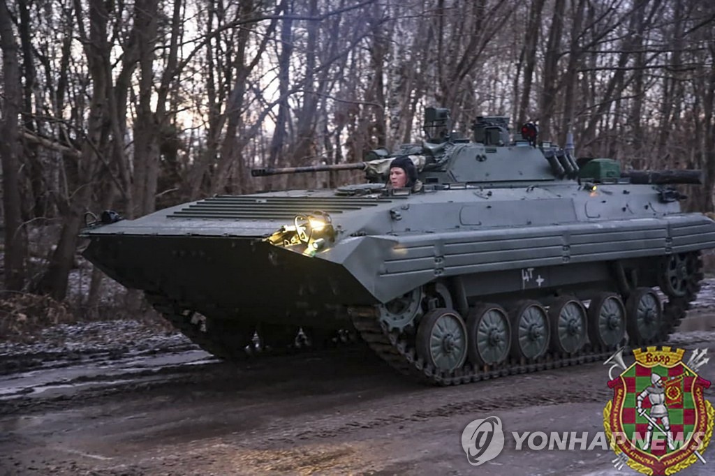우크라와 긴장 속 합동훈련 차 벨라루스 도착하는 러시아 장갑차