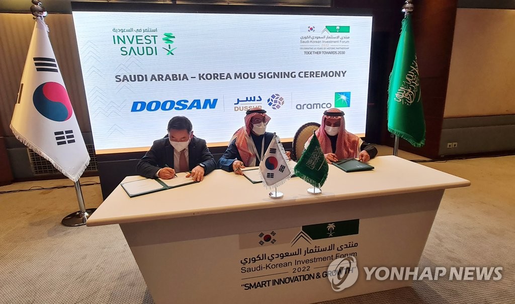 La foto, proporcionada, el 19 de enero de 2022, por Doosan Heavy Industries & Construction, muestra la ceremonia de firma de un acuerdo para la construcción de una fábrica de fundición y forja de hierro en Arabia Saudita. (Prohibida su reventa y archivo)