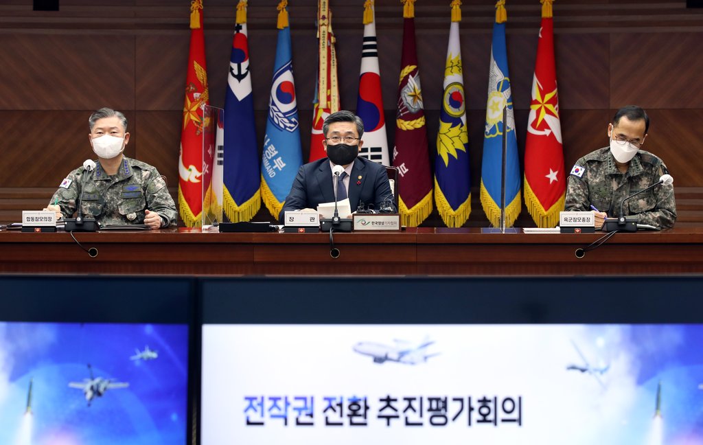 Defense Minister Suh Wook (C) attends a meeting with top commanders to discuss progress in South Korea's efforts to retake wartime operational control from the United States at the defense ministry in Seoul on Jan. 19, 2022, in this photo provided by the ministry. (PHOTO NOT FOR SALE) (Yonhap)