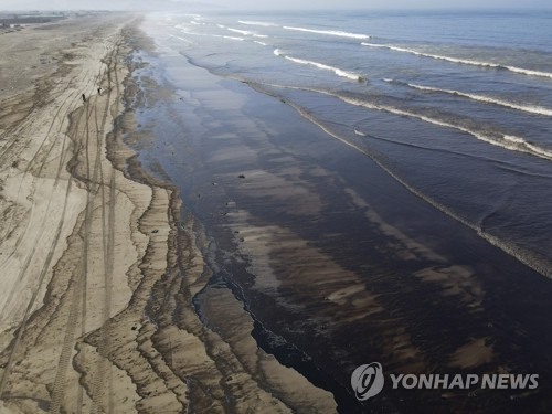 '통가 해저화산 폭발 여파' 기름으로 뒤덮인 페루 해변