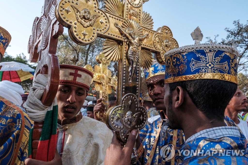에티오피아 주현절 축제서 십자가 들고 행진하는 성직자들