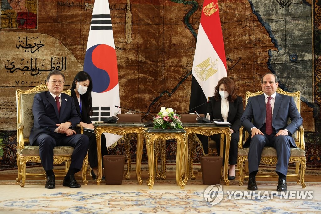 President Moon Jae-in (L) and Egyptian President Abdel Fattah el-Sisi hold summit talks on Jan. 20, 2022. (Yonhap)