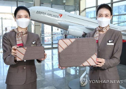 아시아나항공 '업사이클링'…폐기되는 유니폼, 태블릿 파우치로