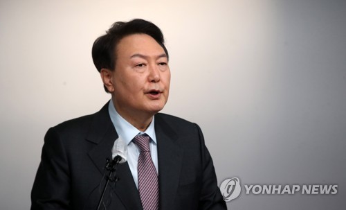 (LEAD) Moon exige des excuses de Yoon qui promet des «enquêtes sur la corruption endémique» de l'administration actuelle