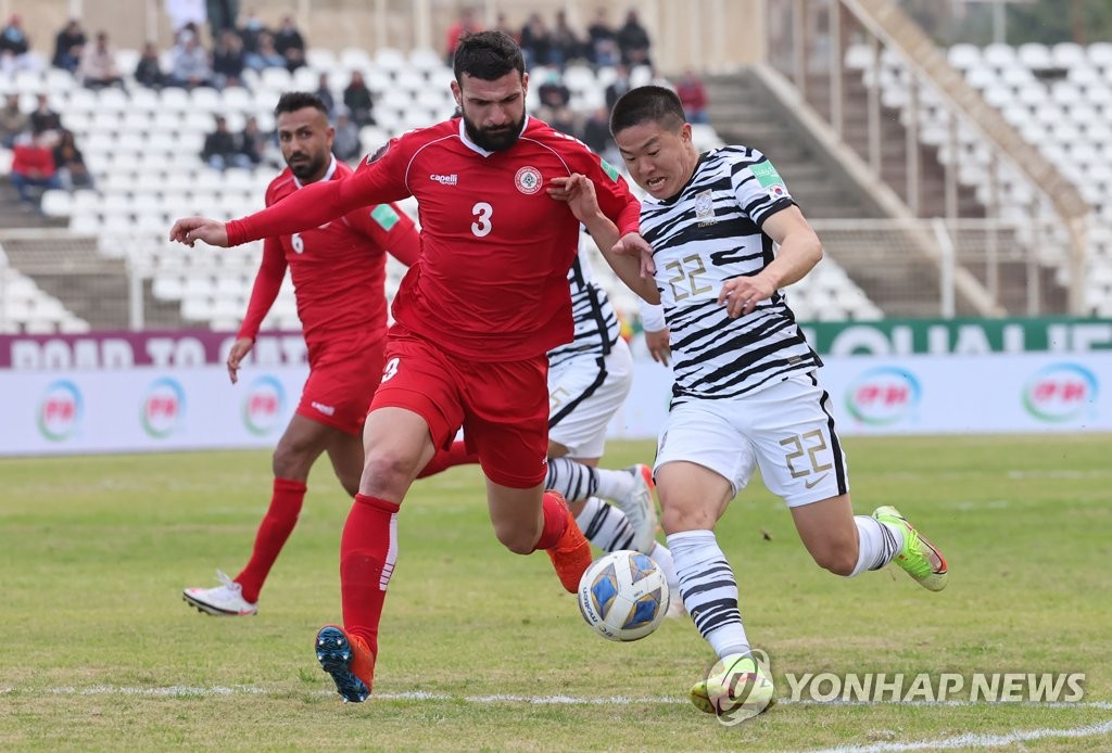 Kwon Chang-hoon of South Korea (R) and Maher Sabra of Lebanon battle for the ball during the teams' Group A match in the final Asian qualifying round for the 2022 FIFA World Cup at Saida International Stadium in Sidon, Lebanon, on Jan. 27, 2022. (Yonhap)