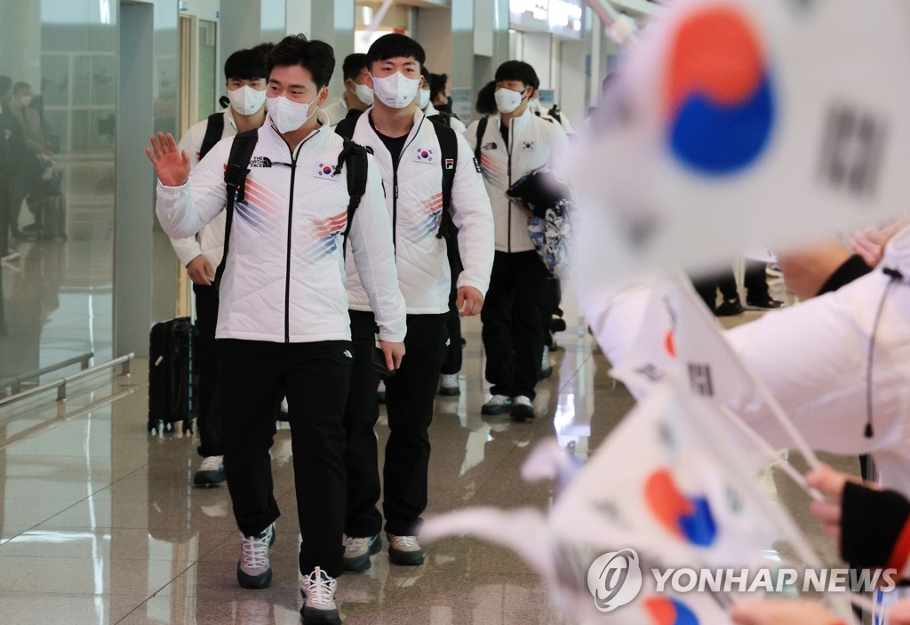 South Korean athletes and officials head to their departure gate at Incheon International Airport, west of Seoul, en route to the 2022 Beijing Winter Olympics on Jan. 31, 2022. (Yonhap)